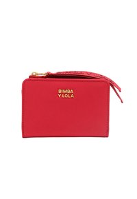 Raudona stačiakampio formos piniginė su auksiniu "BIMBA Y LOLA" logotipu ir atitinkančia raudona užtrauktuko traukle, turinčia firminį audinio dirželį.