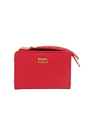 Czerwony prostokątny portfel z złotym logo "BIMBA Y LOLA" oraz dopasowanym czerwonym uchwytem na zamek błyskawiczny z materiałowym paskiem z logo.