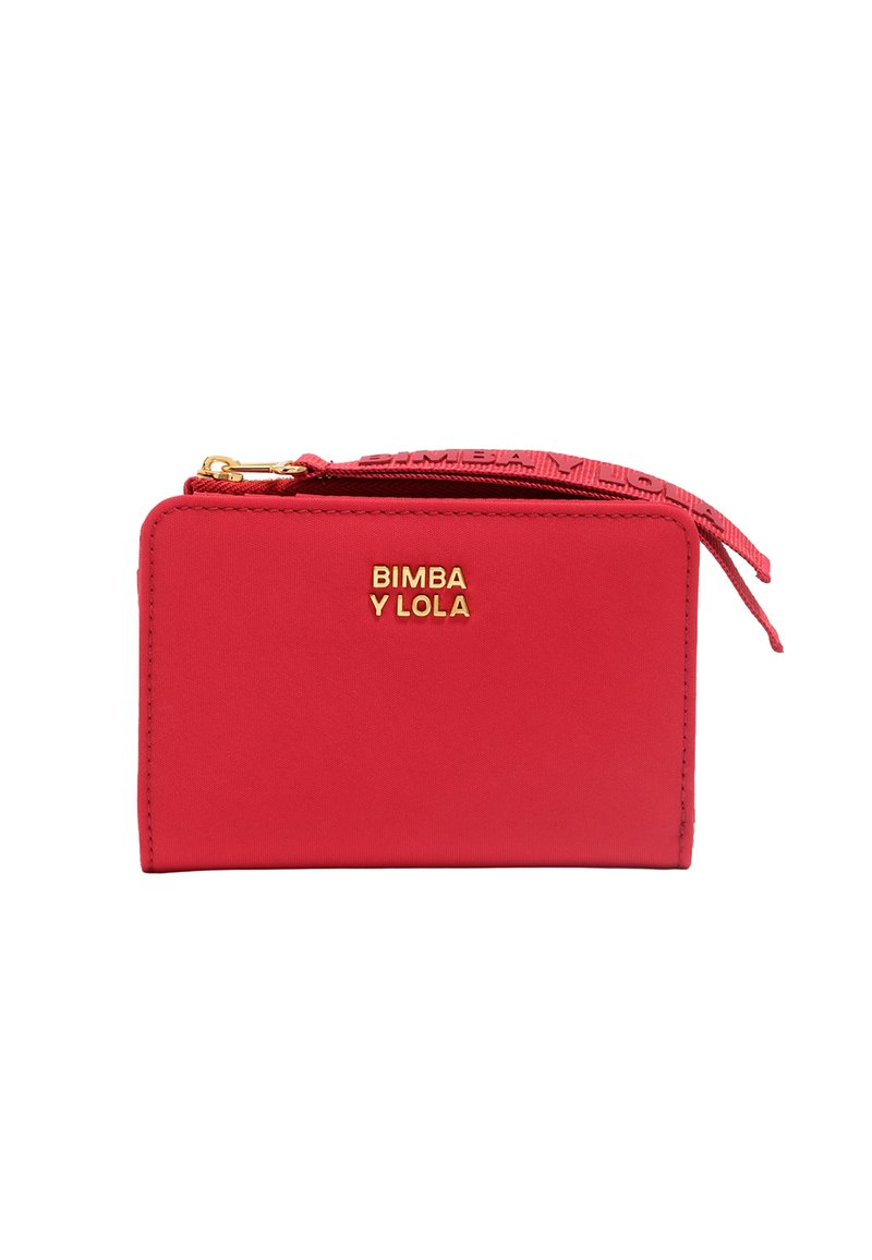 Raudona stačiakampio formos piniginė su auksiniu "BIMBA Y LOLA" logotipu ir atitinkančia raudona užtrauktuko traukle, turinčia firminį audinio dirželį.