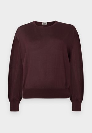 Bordeaux langermet lett genser med rund hals og ribbede mansjetter og kant, designet for en avslappet passform.