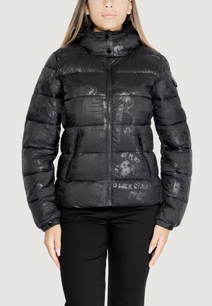 Giubbotto bomber nero con finitura lucida, colletto alto, chiusura con zip davanti e due tasche laterali; presenta motivi floreali e testuali in rilievo.