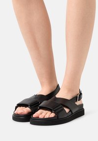 Pavement Sandaalit nilkkaremmillä - black