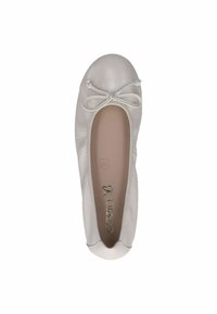 Ballerina in pelle bianca con punta tonda, dettaglio a fiocco sulla tomaia e superficie texturizzata. La soletta interna presenta un logo impresso. Design classico.