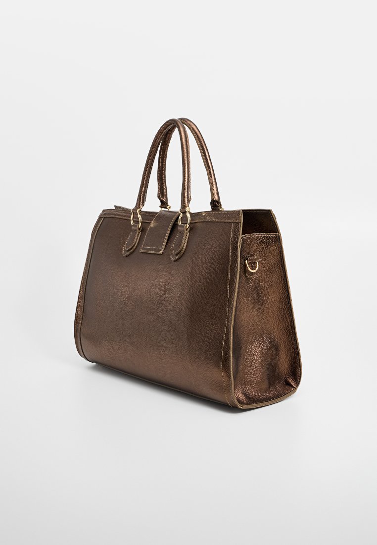 Sac à main en cuir bronze avec finition texturée, deux poignées supérieures, forme rectangulaire, accents en métal doré et détail en D-ring sur le côté.