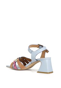 Sandal in pelle blu chiaro con tacco a blocco, caratterizzata da cinturini in suede marrone e rosa, punta aperta e dettagli metallici sul davanti.