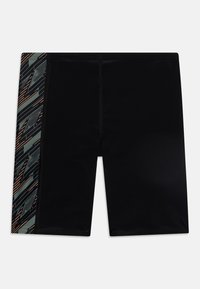 Černé plavecké šortky s vzorovaným bočním panelem v zelené, šedé a oranžové barvě, vyrobené z hladkého, elastického materiálu.