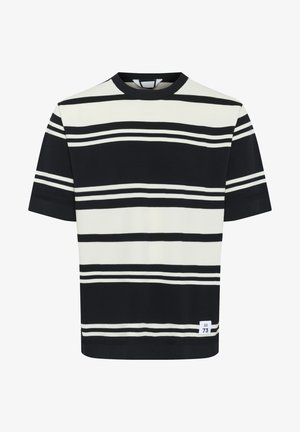 Lyhyet hihat mustavalkoraidallinen neulepaita; pyöreä kaula-aukko, teksturoitu kangas ja tagi, jossa on "73" alakulmassa.