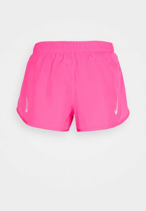 Jaskraworóżowe sportowe szorty z elastycznym pasem i białymi logo Nike Swoosh po obu stronach na jednolitym białym tle.