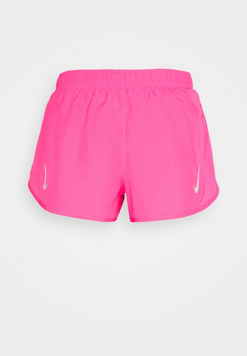 Short de sport rose vif avec taille élastique et logos Nike Swoosh blancs de chaque côté sur un fond blanc uni.