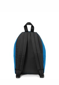 Zaino nero e blu con spallacci imbottiti, una maniglia superiore e una forma arrotondata; realizzato in tessuto resistente con una texture liscia.
