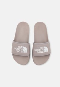 Šedé plastové šľapky so širokým remienkom s bielym logom "THE NORTH FACE" a zaoblenými okrajmi. Celková hladká textúra.