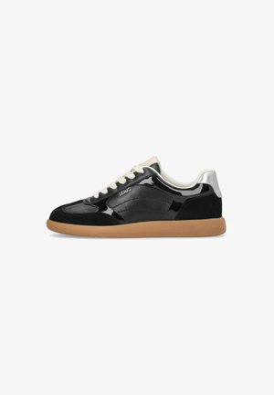 Schwarzer und beiger Low-Top-Sneaker mit Gummisohle, weißen Schnürsenkeln und silbernem Fersendetail, Seitenansicht.