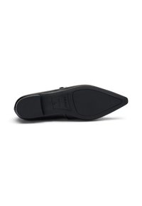 Suela de zapato de cuero negro con forma puntiaguda, que presenta una textura suave y una marca en relieve. Base plana para mayor estabilidad.