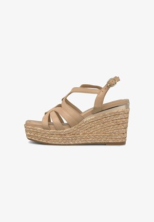 Sandale compensée beige avec plateforme en corde tressée, plusieurs lanières sur le pied et bride autour de la cheville avec boucle dorée, vue de côté.