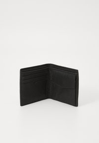 Sort læderpung, med bi-fold design, flere kortlommer og et større rum. Tekstur overflade med pæne syningsdetaljer.