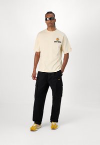 New Era CITY GRAPHIC TEE - Μπλουζάκι με στάμπα - beige