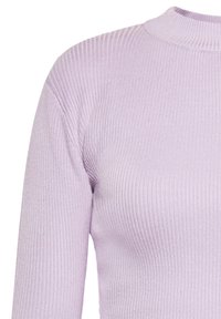 Bluză lungă cu mâneci, din material cu model în dungi, de culoare lila, cu un guler înalt și rotund, având o textură moale și o siluetă ajustată.