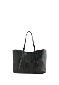 Sac fourre-tout tissé noir avec un design texturé, deux bandes d'épaule plates noires et un grand dessus ouvert pour un accès facile.