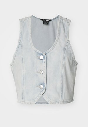 Chaleco sin mangas de denim azul claro con escote en V, cinco botones plateados y detalles de costura a lo largo de los bordes. Diseño recortado.