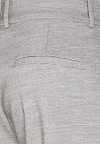 Pantaloni grigi realizzati in tessuto testurizzato, dotati di una tasca posteriore singola e passanti per cintura, con una finitura liscia e un motivo sottile.