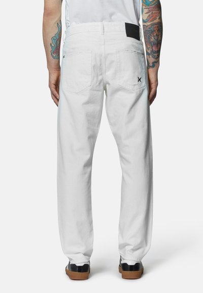 Pantaloni in denim bianco con taglio dritto, dotati di due tasche posteriori, un'etichetta nera in vita e una texture leggermente vissuta.