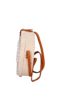Borsa tonda intrecciata bianca con una finitura texturizzata. Presenta una tracolla e una chiusura in pelle marrone, adornata con perle decorative su un lato.