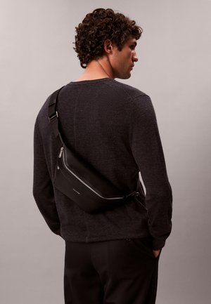 Calvin Klein RAISED LOGO - Ledvinka - black