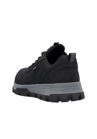 Schwarzer Sportschuh mit strukturiertem Obermaterial, grauer Gummizwischensohle und robustem Profilsohle; ausgestattet mit Schnürsenkeln und einem Anziehschlaufen hinten.