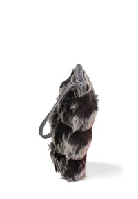 Borsa a mano in pelliccia sintetica nera e grigia. Morbido al tatto con un design arrotondato e una tracolla. Presenta una chiusura con zip e materiali a contrasto.
