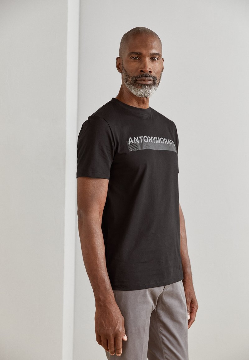 Antony Morato - SLIM FIT T-SHIRT WITH RUBBERISED LOGO PRINT - T-shirt con stampa - black, Ingrandire