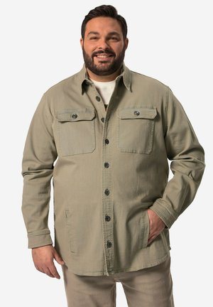 Olijfgroene button-up jas met twee voorkezen, gemaakt van een duurzaam materiaal. Heeft een klassieke kraag en zichtbare zwarte knopen.