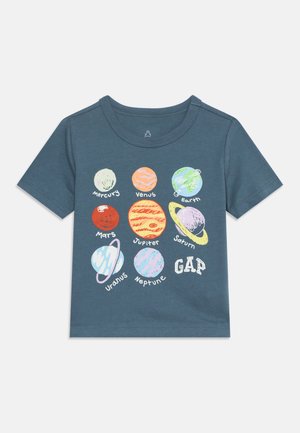 Børns mørkeblå T-shirt med farverige illustrerede planeter fra solsystemet med deres navne og GAP-logoet.