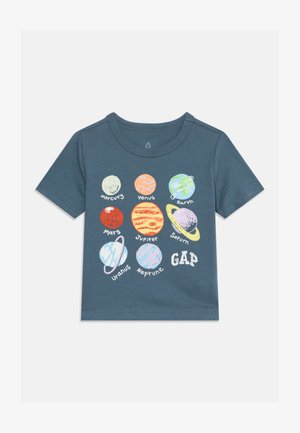 T-shirt bleu foncé pour enfants avec des planètes illustrées colorées du système solaire avec leurs noms et le logo GAP.