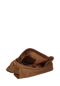 Borsa in suede marrone con una texture morbida, design morbido e chiusura con zip. L'interno presenta una fodera liscia e diverse tasche.