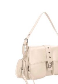Borsa a spalla in pelle beige con pattina pieghevole, hardware argentato e tracolla regolabile. Presenta una tasca esterna con zip e cuciture decorative.