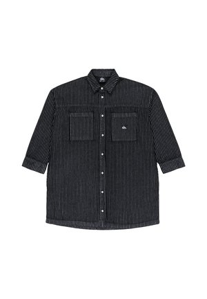 Zwart-wit gestreepte langhals T-shirt met een knoop boord en twee voorzakken, met een logo patch aan de linkerkant.