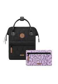 Schwarzer gesteppter Rucksack mit Lederelementen, einem Reißverschlussfrontfach und einem runden Logo. Inklusive einer lavendelfarbenen Geldbörse mit einem Wirbelmuster und Reißverschluss.