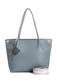 Bolso tote de cuero azul con dos asas largas. Presenta un acabado texturizado y una etiqueta metálica decorativa. Incluye una correa a rayas desmontable.