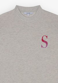 Grijze sweatshirthoodie met een ronde nek, met een gestileerde letter 'S' in een gradient van roze en paars, versierd met sprankelende accenten.