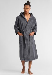 Szary szlafrok z węgla drzewnego wykonany z teksturowanej frotte, z kapturem, dwoma przednimi kieszeniami i paskiem w talii.