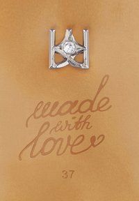 Ασήμι δαχτυλίδι με στριφτό σχέδιο που κρατάει μία μονή στρογγυλή διάφανη πέτρα, εμφανίζεται σε ταμπά φόντο με το κείμενο «φτιαγμένο με αγάπη» και μέγεθος 37 από κάτω.