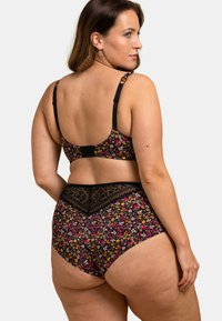 Ensemble de lingerie florale avec une base noire, présentant des fleurs multicolores. Dentelle sur la taille et le dos du soutien-gorge, bretelles réglables.