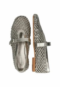 Zapatos plateados metálicos con una textura trenzada, punta redonda y correa ajustable. Presentan un tacón de madera plano y un forro interior suave.