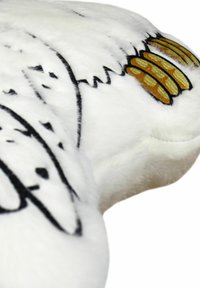 Cuscino bianco a forma di gufo in peluche con dettagli neri in piuma e accenti arancio-marrone sulle ali, texture morbida e forma arrotondata.