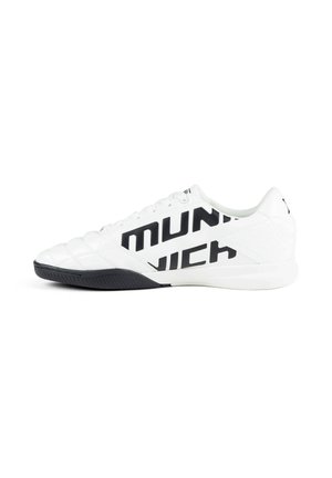 Zapatilla deportiva blanca de caña baja con suela negra y texto negro en negrita "MUNICH" en el lateral, diseñada para uso en interiores.