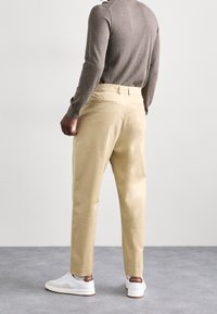 Essential Collective Pantalon classique - camel