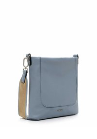 Borsa a tracolla in pelle blu chiaro con finitura testurizzata, dotata di una tracolla intrecciata color tannato e logo del marchio in tonalità oro sul fondo. Forma rettangolare.