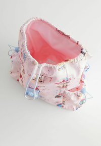 Šviesiai rožinė audinio maišas su susiraukšlėjimu viršuje, turintis spalvingus animacinius spausdinius, vidinį rožinį pamušalą ir mėlynus raištelius bei aparatūros akcentus.