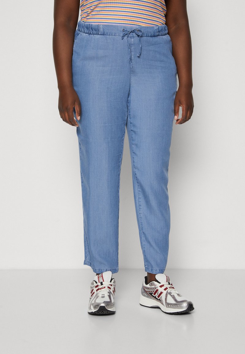 Vero Moda Curve - VMCHARPER PULL ON PANTS - Bukser - medium blue denim, Forstør