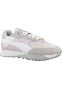 Zapatillas ligeras en gris y rosa pastel, con parte superior de ante y tejido, acentos blancos y una suela de goma texturizada con puntos elevados.